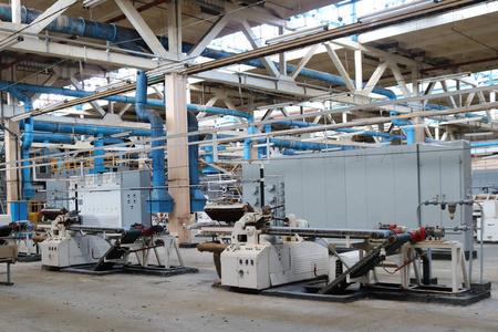 漂亮的金属工业设备生产线在一个机械制造厂,一个传送带与机床的产品